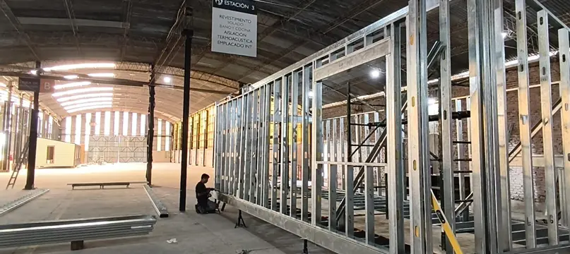 Estación de trabajo en la fábrica de Refugium en Monte, Buenos Aires